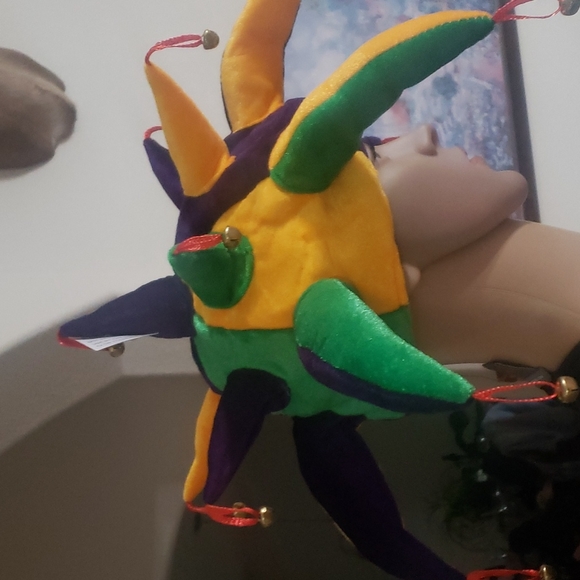 NWT Unisex Jester Velvet Hat Green Yellow Purple Bells Parade Mardi Gras - Picture 3 of 5